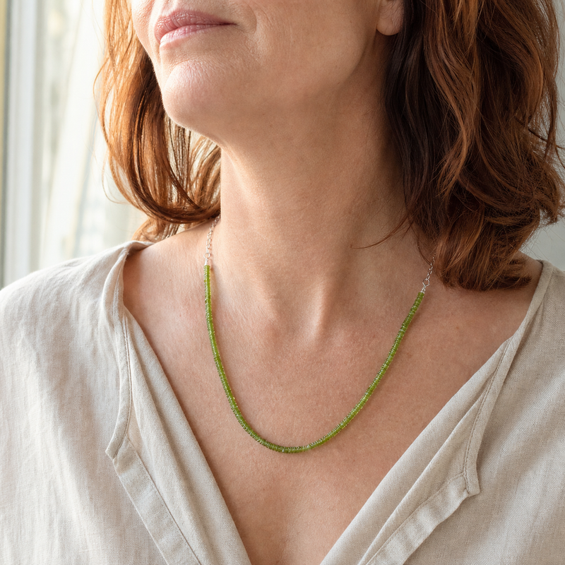 Zilveren collier met plat schijfvormig geslepen edelsteen · Peridoot · gedragen · steen:peridoot