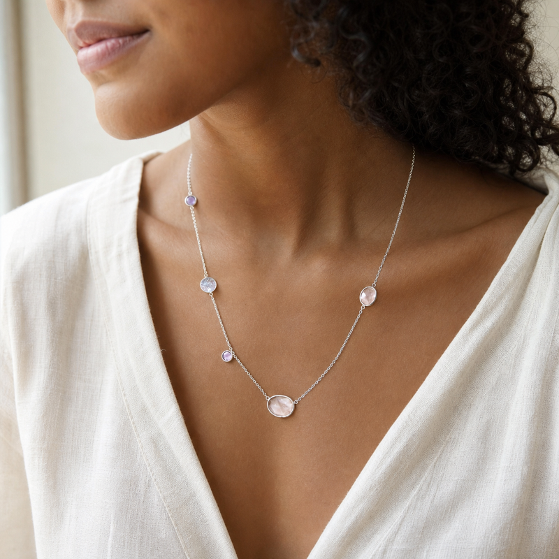 Zilveren collier met Rozenkwarts edelsteen · Rozenkwarts · gedragen · steen:rozenkwarts