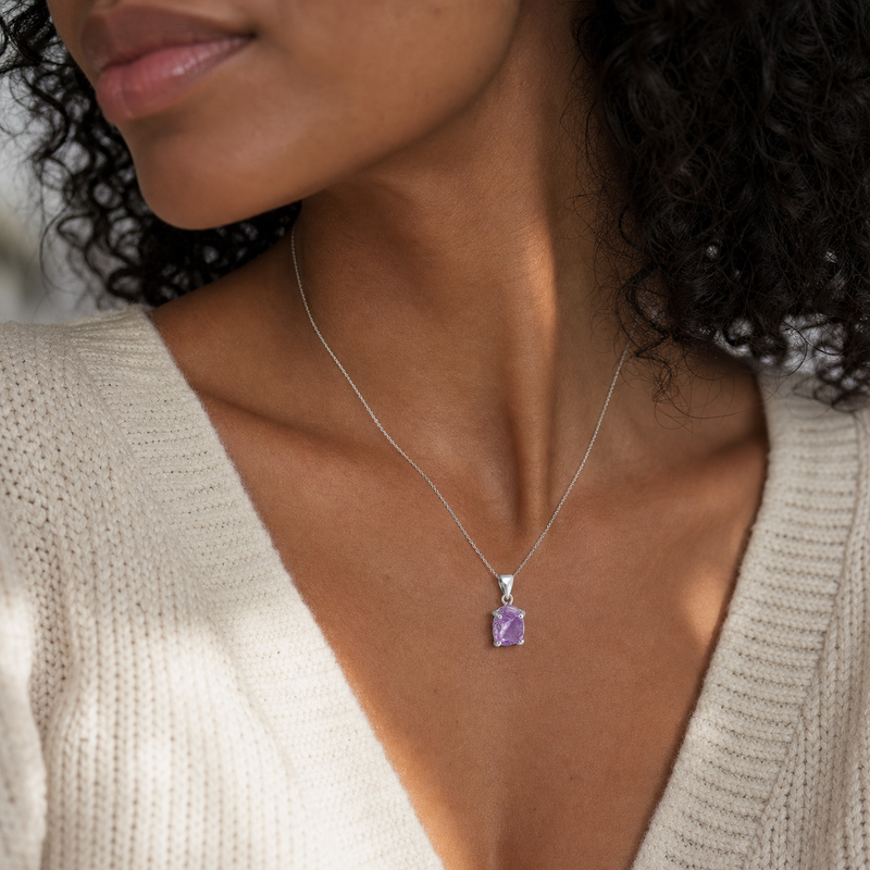 Zilveren hanger met ruwe in klauw gezette edelsteen · Amethist · gedragen close-up · steen:amethist