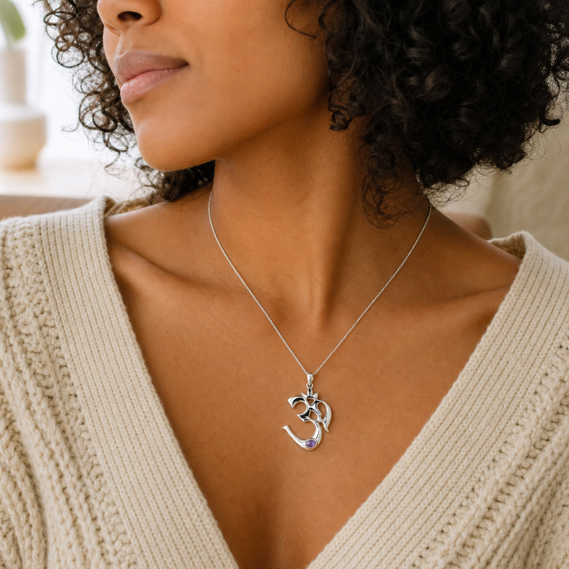 Zilveren Aum hanger met Amethist edelsteen · Amethist · gedragen close-up · steen:amethist