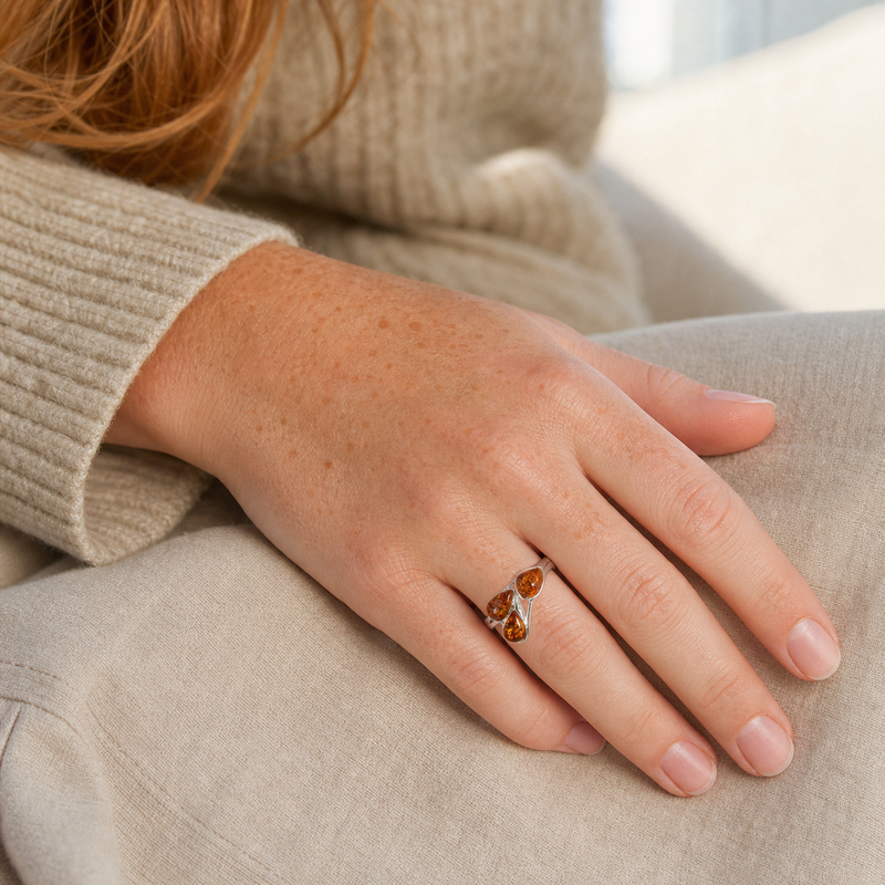 Zilveren ring met Barnsteen edelstenen · Barnsteen · gedragen close-up · steen:barnsteen