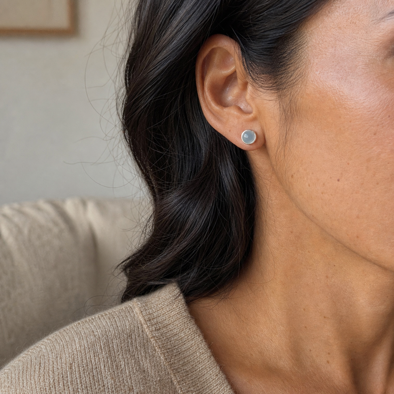 Zilveren oorknopjes met rond in kap gezette edelstenen 3 · Chalcedoon · gedragen close-up · steen:chalcedoon
