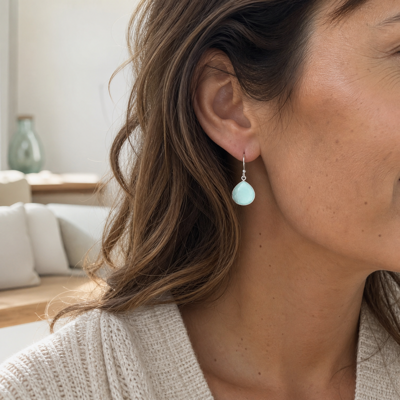 Zilveren oorhangers met Chalcedoon aqua edelstenen · Chalcedoon · gedragen close-up · steen:chalcedoon