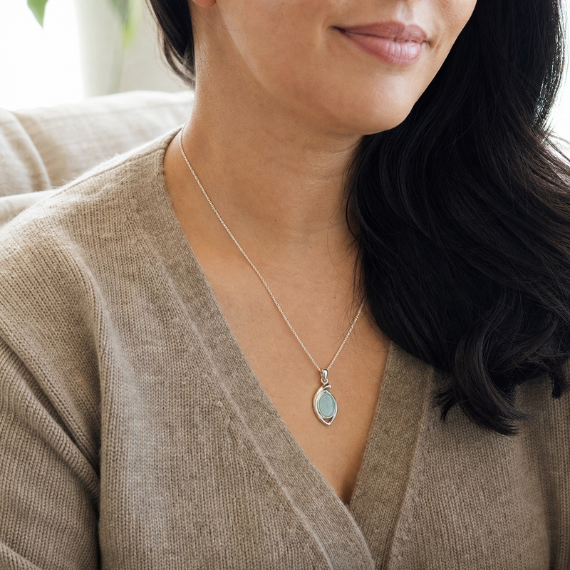 Zilveren hanger met ovaal in gestileerd gezette edelsteen · Chalcedoon · gedragen close-up · steen:chalcedoon