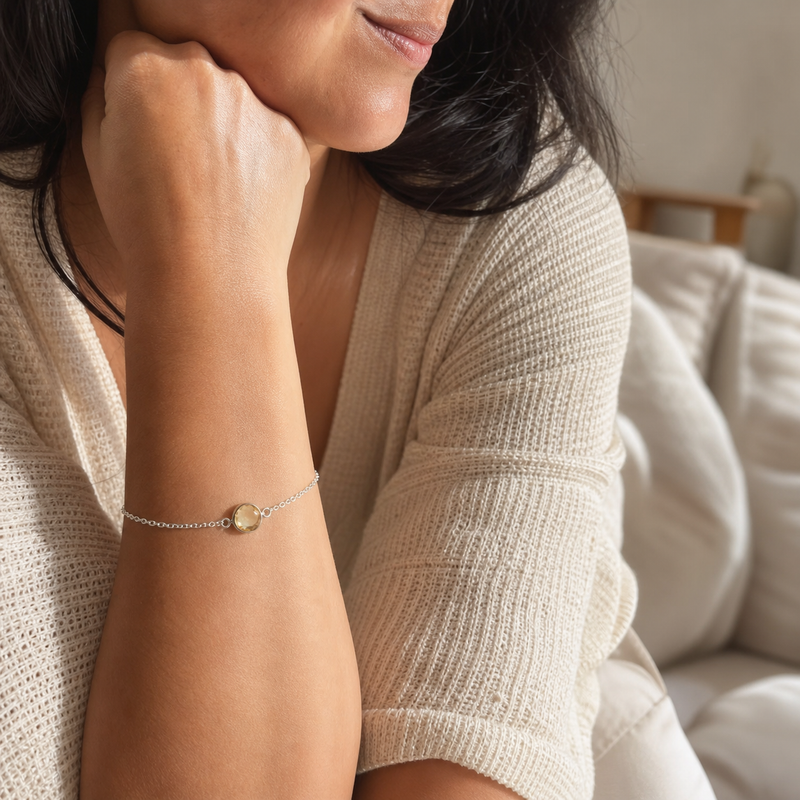 Zilveren armband met rond glad in kap gezette edelstenen · Citrien · gedragen close-up · steen:citrien