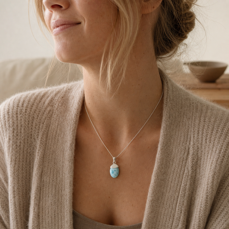Zilveren hanger met druppelvormig in kap gezette edelsteen 3 · Larimar 28 X 13 Mm · gedragen close-up · steen:larimar-28-x-13-mm