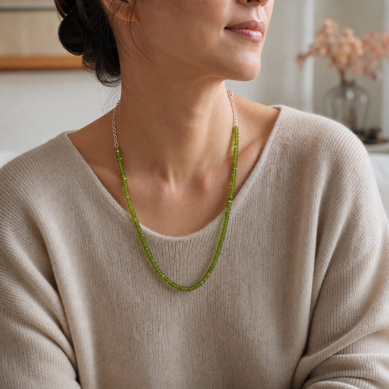 Zilveren collier met plat schijfvormig geslepen edelsteen · Peridoot · gedragen close-up · steen:peridoot