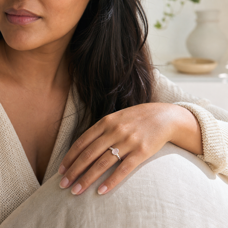 Zilveren ring met Rozenkwarts edelsteen · Rozenkwarts · gedragen close-up · steen:rozenkwarts