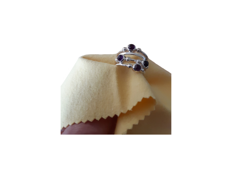 het schoonmaken van je edelstenen sieraden