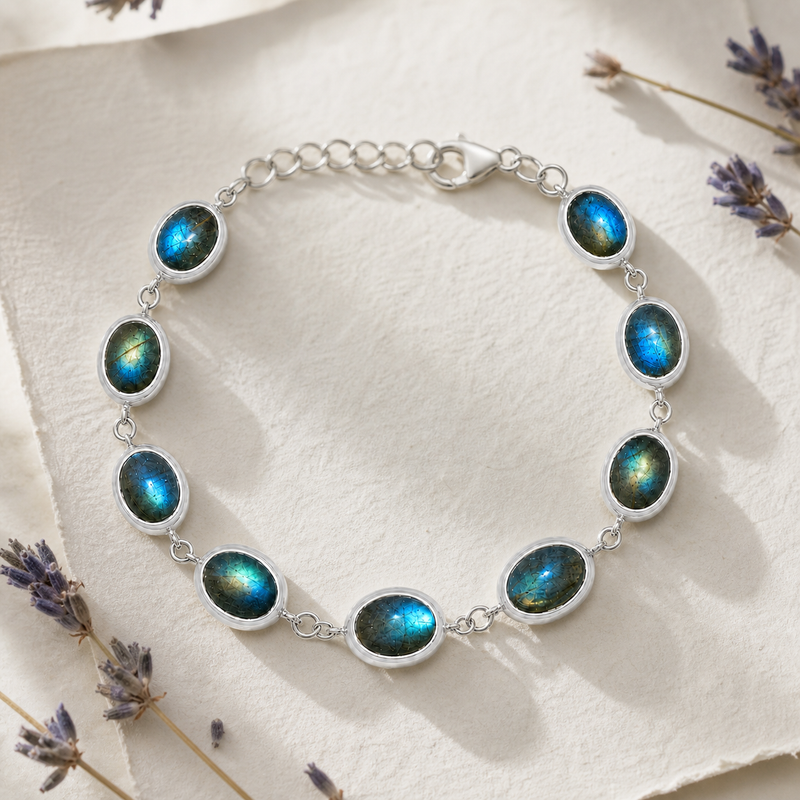 Zilveren armband met ovaal in kap gezette edelsteen - 925 zilver - 8 x 6 mm · Labradoriet · sfeerbeeld · steen:labradoriet