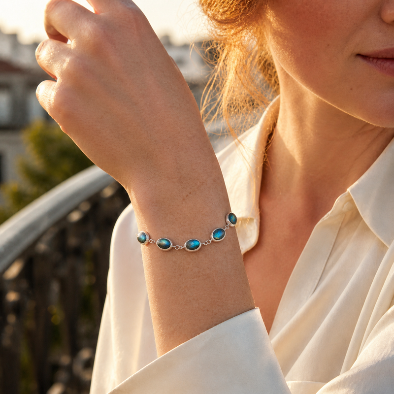 Zilveren armband met ovaal in kap gezette edelsteen - 925 zilver - 8 x 6 mm · Labradoriet · gedragen · steen:labradoriet
