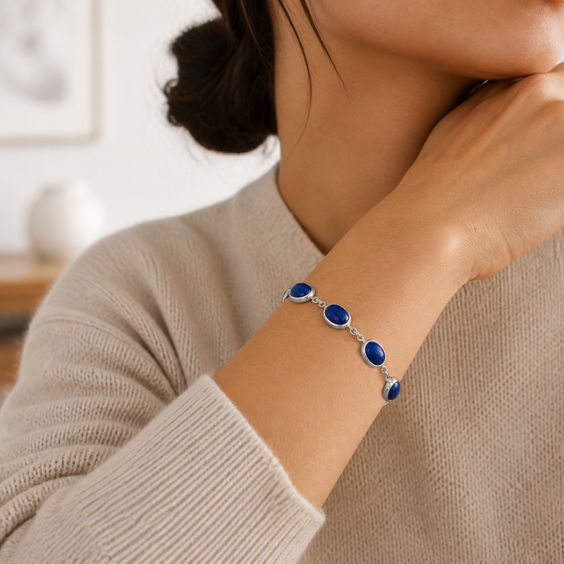 Zilveren armband met ovaal in kap gezette edelstenen · Lapis Lazuli · gedragen · steen:lapis-lazuli