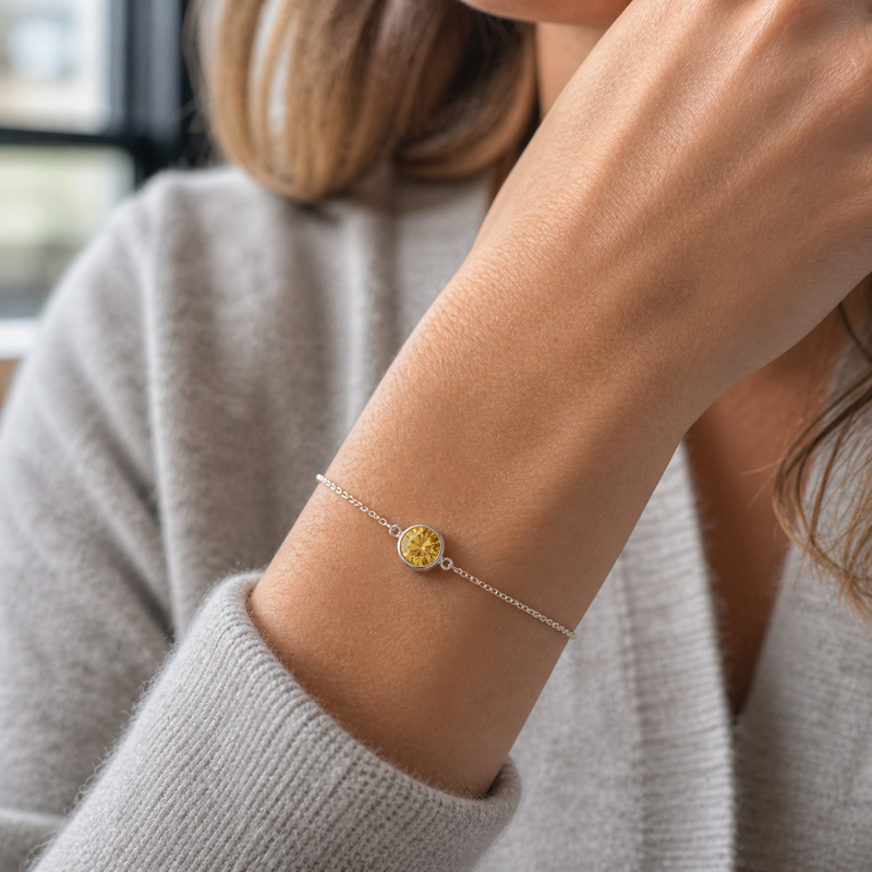 Zilveren armband met rond glad in kap gezette edelsteen - 925 zilver · Citrien · gedragen · steen:citrien