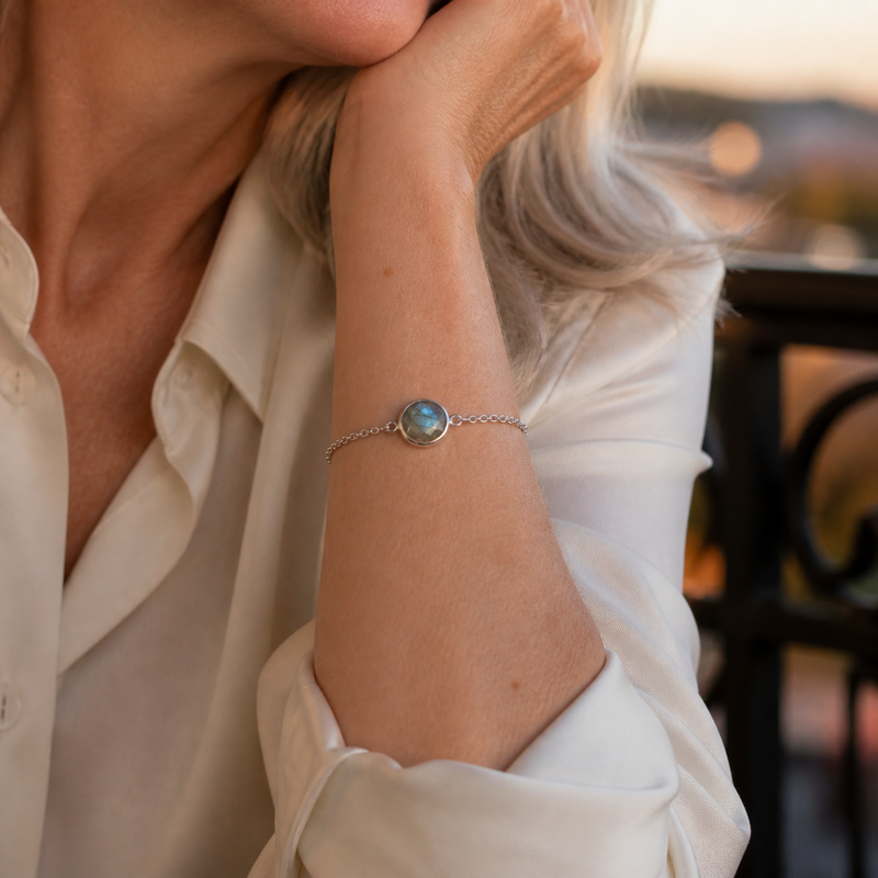 Zilveren armband met rond glad in kap gezette edelsteen - 925 zilver · Labradoriet · gedragen · steen:labradoriet