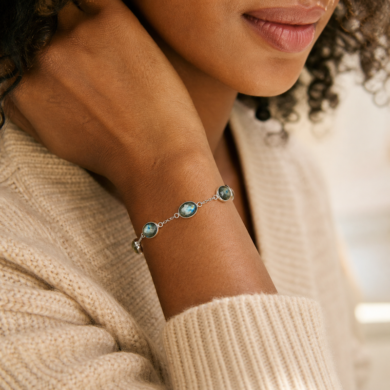 Zilveren armband met ovaal gefacetteerd in kap gezette edelsteen - 925 zilver · Labradoriet · gedragen · steen:labradoriet
