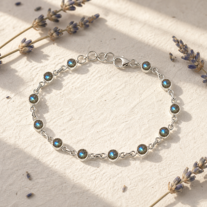 Zilveren armband met rond geslepen in kap gezette edelsteen - 925 zilver - 5 mm · Labradoriet · sfeerbeeld · steen:labradoriet