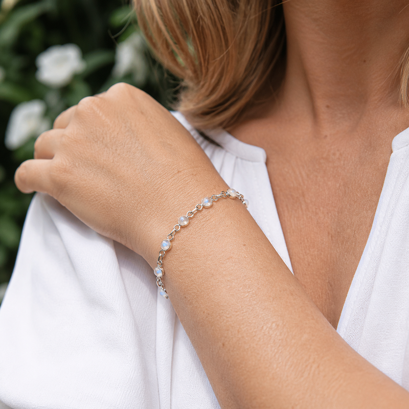 Zilveren armband met rond geslepen in kap gezette edelsteen - 925 zilver - 5 mm · Regenboog Maansteen · gedragen · steen:regenboog-maansteen