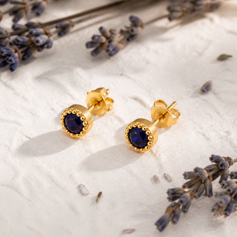 Oorstekers met rond met parelrand gezette edelsteen, gefacetteerd - goldplated zilver - 3 mm · Saffier · sfeerbeeld · steen:saffier