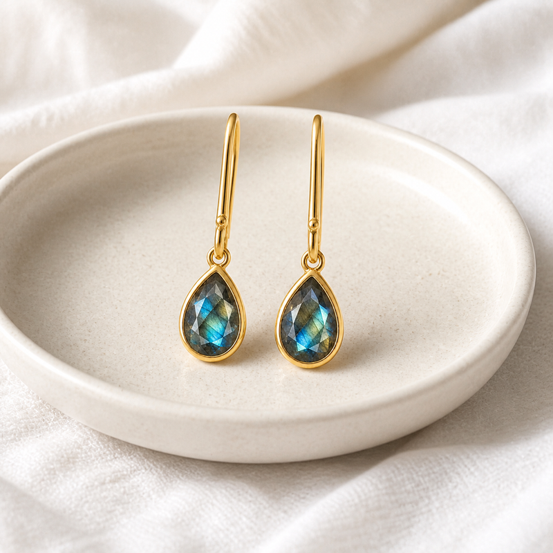 Oorhangers met edelsteen, gefacetteerd - goldplated zilver - 7 x 5 mm · Labradoriet · sfeerbeeld · steen:labradoriet