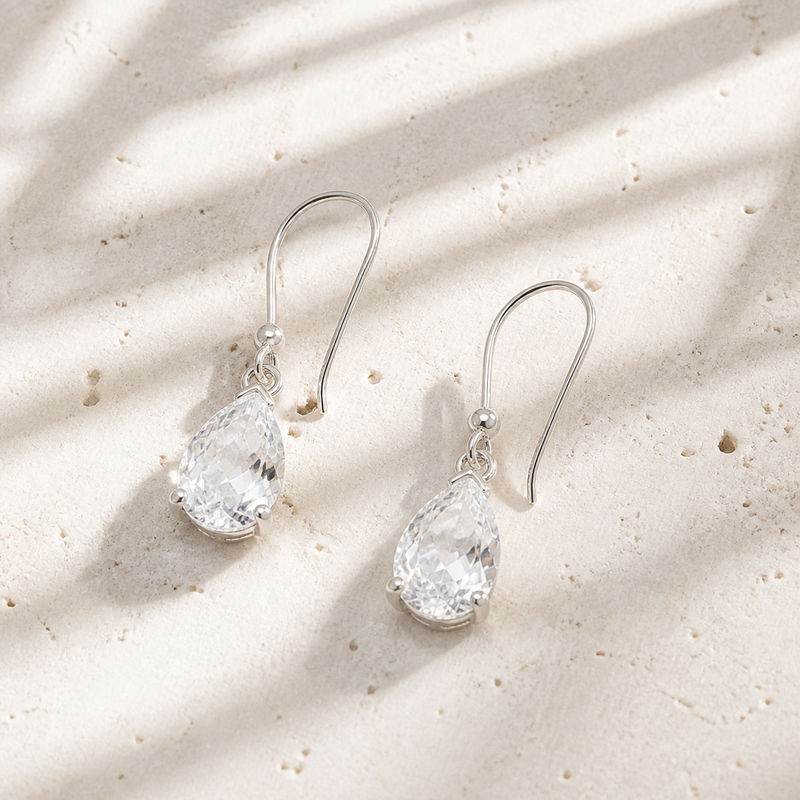 Zilveren oorhangers met druppelvormig in klauwzetting gezette edelsteen, gefacetteerd - 925 zilver - 28 x 8 mm · Bergkristal · sfeerbeeld · steen:bergkristal