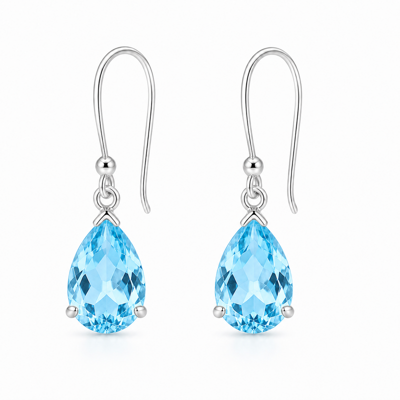 Zilveren oorhangers met druppelvormig in klauwzetting gezette edelstenen · Blauwe Topaas · studiofoto · steen:blauwe-topaas