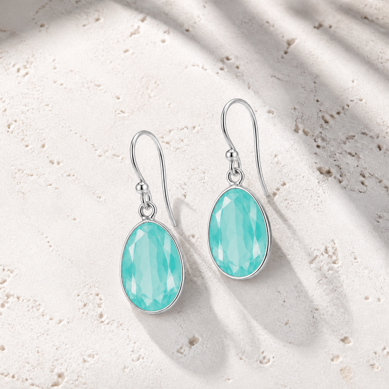 Zilveren oorhangers met druppelvormig gefacetteerd in kap gezette edelsteen - 925 zilver - 30 x 14 mm · Chalcedoon · sfeerbeeld · steen:chalcedoon