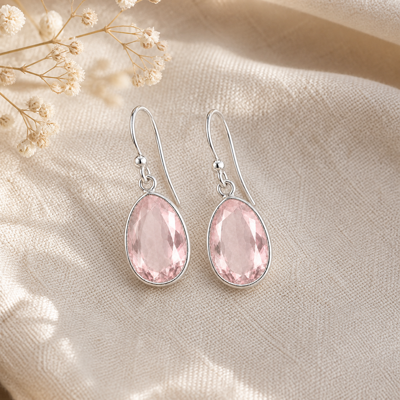 Zilveren oorhangers met druppelvormig gefacetteerd in kap gezette edelsteen - 925 zilver - 30 x 14 mm · Rozenkwarts · sfeerbeeld · steen:rozenkwarts
