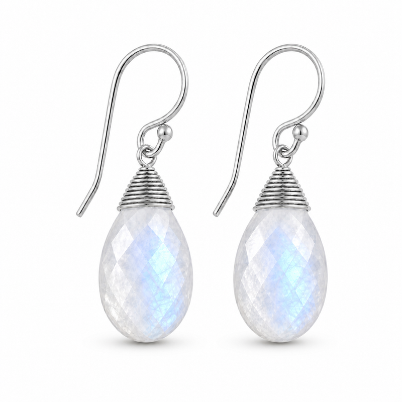 Zilveren oorhangers met druppelvormig in kap gezette edelsteen, gefacetteerd - 925 zilver - 14 x 10 mm · Regenboog Maansteen · detail · steen:regenboog-maansteen