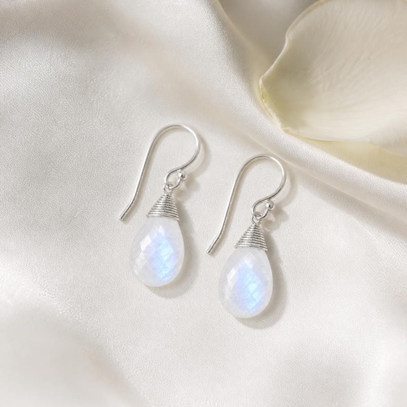 Zilveren oorhangers met druppelvormig in kap gezette edelsteen, gefacetteerd - 925 zilver - 14 x 10 mm · Regenboog Maansteen · sfeerbeeld · steen:regenboog-maansteen