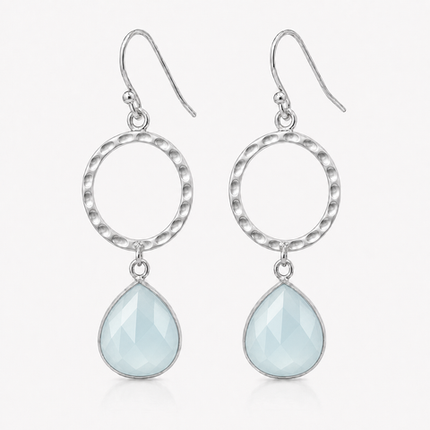 Zilveren oorhangers met druppelvormig in kap gezette edelsteen - 925 zilver - 12 x 12 mm · Chalcedoon