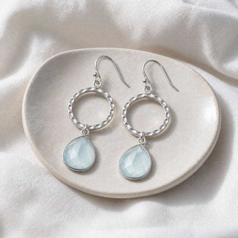 Zilveren oorhangers met druppelvormig in kap gezette edelsteen - 925 zilver - 12 x 12 mm · Chalcedoon · sfeerbeeld · steen:chalcedoon