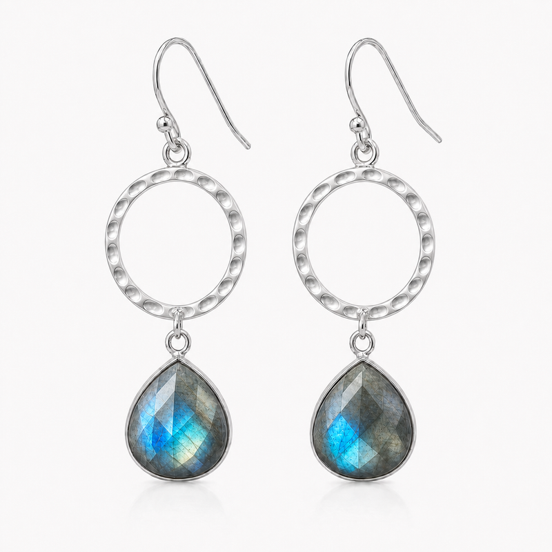 Zilveren oorhangers met druppelvormig in kap gezette edelsteen - 925 zilver - 12 x 12 mm · Labradoriet · productfoto · steen:labradoriet