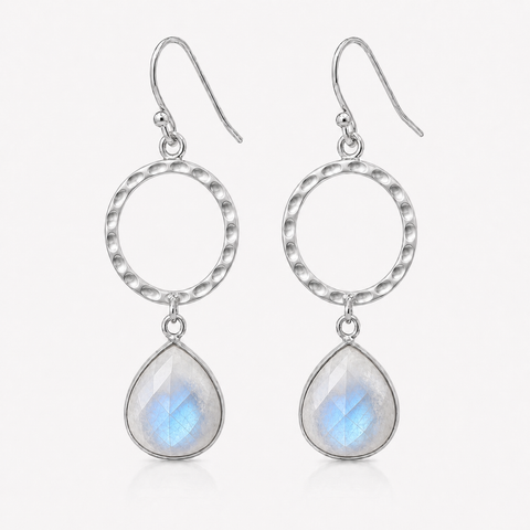 Zilveren oorhangers met druppelvormig in kap gezette edelsteen - 925 zilver - 12 x 12 mm · Regenboog Maansteen