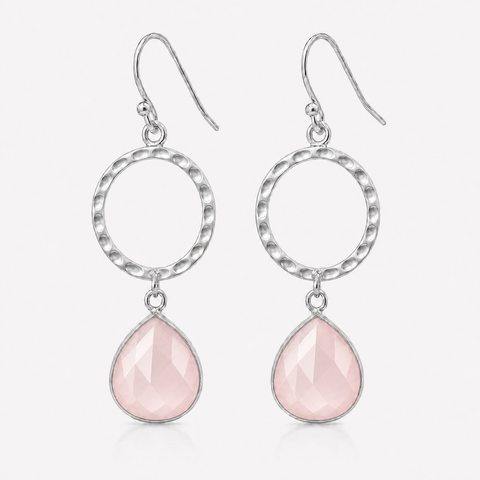 Zilveren oorhangers met druppelvormig in kap gezette edelsteen - 925 zilver - 12 x 12 mm · Rozenkwarts