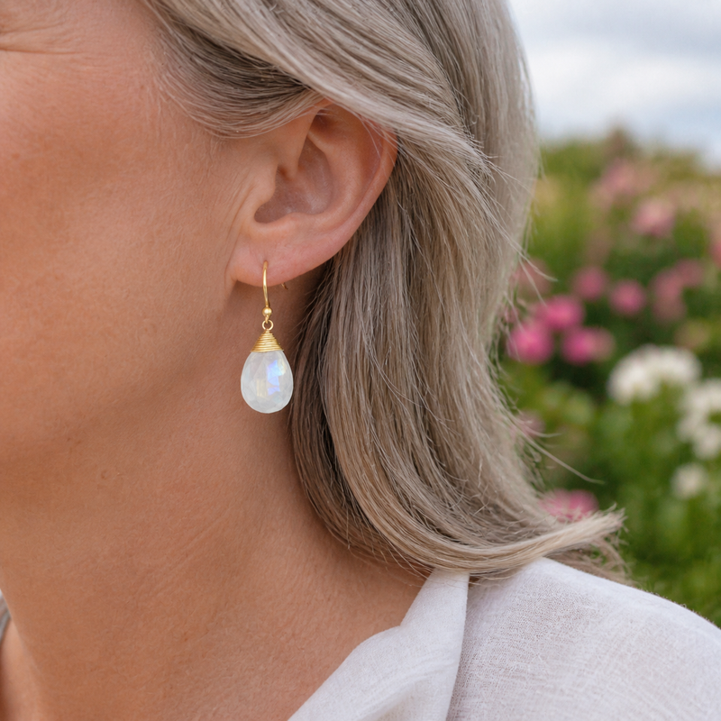 Oorhangers met edelsteen, gefacetteerd - goldplated zilver - 30 x 14 mm · Regenboog Maansteen · gedragen · steen:regenboog-maansteen
