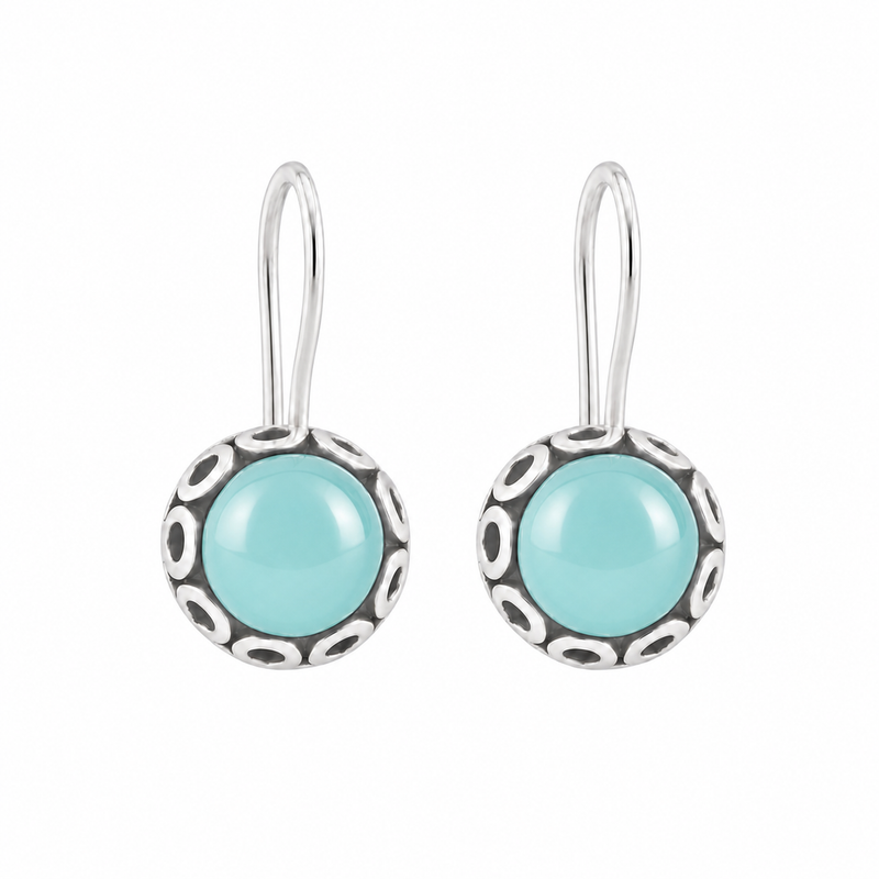 Zilveren oorhangers met cabochon in sierrand gezette edelstenen · Chalcedoon · studiofoto · steen:chalcedoon