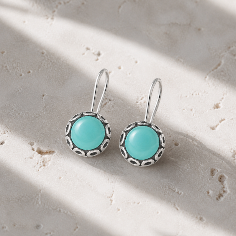 Zilveren oorhangers met cabochon in sierrand gezette edelstenen · Chalcedoon · sfeerbeeld · steen:chalcedoon