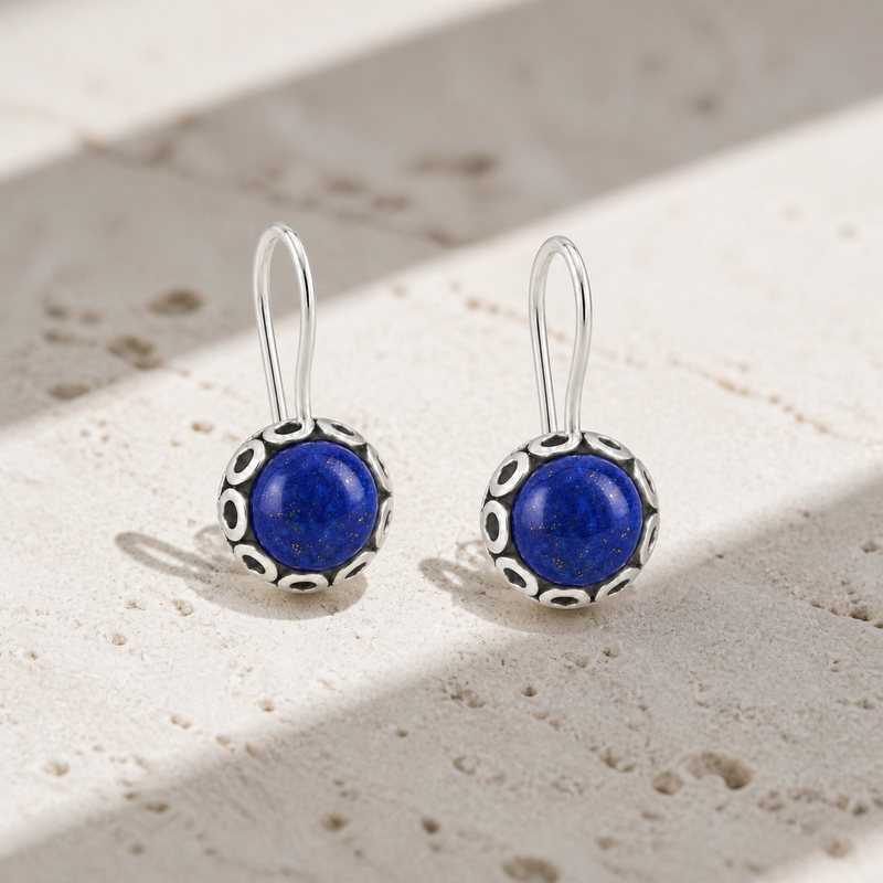 Zilveren oorhangers met cabochon in sierrand gezette edelsteen - 925 zilver - 15 x 9 mm · Lapis Lazuli · sfeerbeeld · steen:lapis-lazuli
