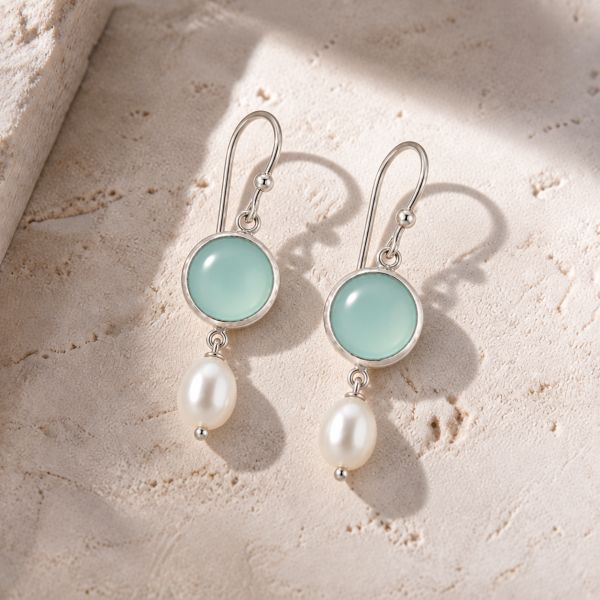 Zilveren oorhangers met ronde edelstenen en parel - 925 zilver - 8 mm · Chalcedoon & Parel · productfoto · steen:chalcedoon-parel