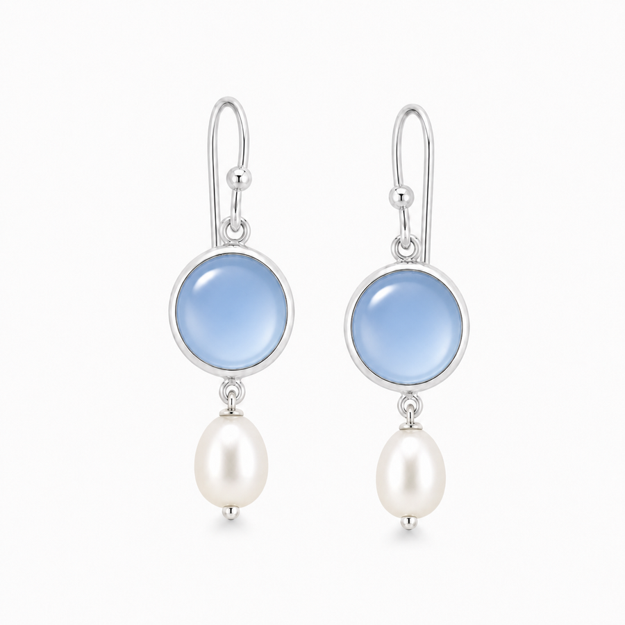 Zilveren oorhangers met rond gefacetteerd in kap gezette edelstenen · Chalcedoon & Parel · studiofoto · steen:chalcedoon-parel