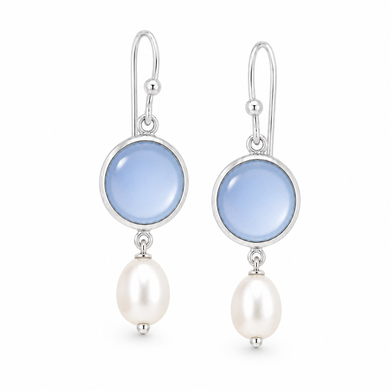 Zilveren oorhangers met rond gefacetteerd in kap gezette edelstenen · Chalcedoon & Parel · detail · steen:chalcedoon-parel