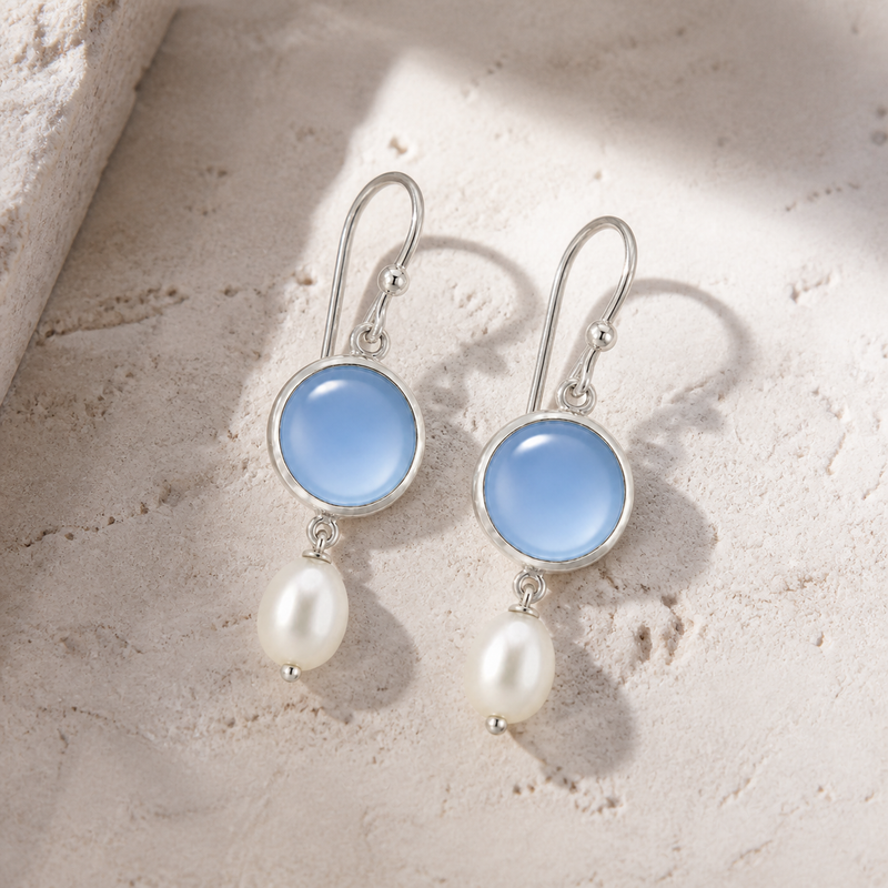 Zilveren oorhangers met rond gefacetteerd in kap gezette edelstenen · Chalcedoon & Parel · sfeerbeeld · steen:chalcedoon-parel