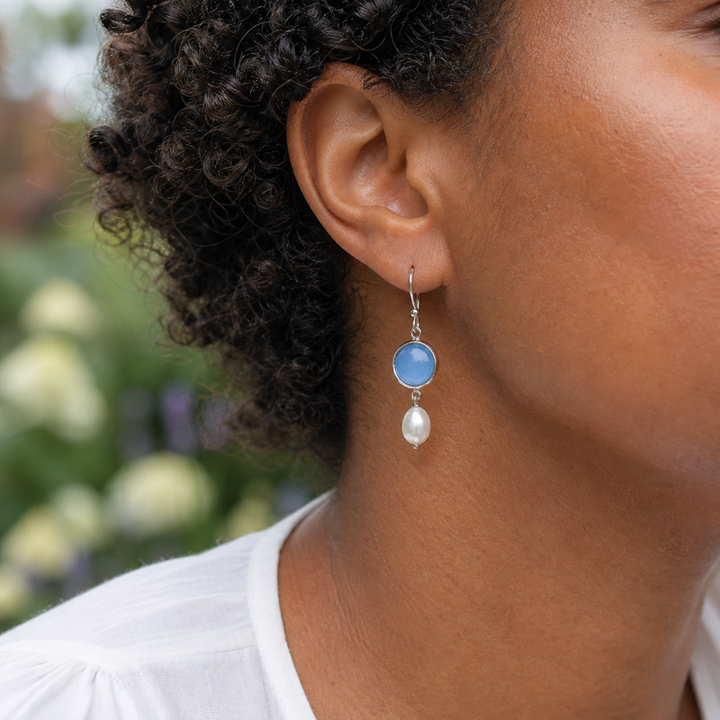 Zilveren oorhangers met rond gefacetteerd in kap gezette edelstenen · Chalcedoon & Parel · gedragen · steen:chalcedoon-parel