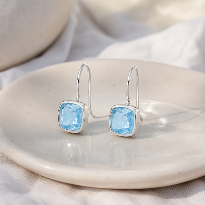Zilveren oorhangers met in kap gezette kussen geslepen edelsteen, gefacetteerd - 925 zilver - 7 mm · Blauwe Topaas · sfeerbeeld · steen:blauwe-topaas