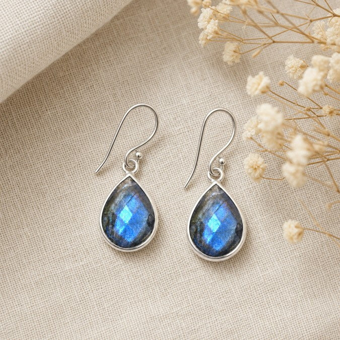 Zilveren oorhangers met gefacetteerde druppelvormig edelstenen - 925 zilver - 30 x 11 mm · Labradoriet · productfoto · steen:labradoriet