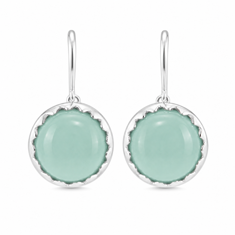 Zilveren oorhangers met rond geslepen in kartelrand gezette edelsteen - 925 zilver - 10 mm · Chalcedoon