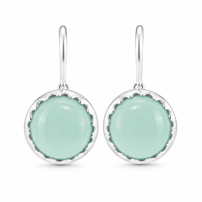 Zilveren oorhangers met rond geslepen in kartelrand gezette edelsteen - 925 zilver - 10 mm · Chalcedoon · detail · steen:chalcedoon