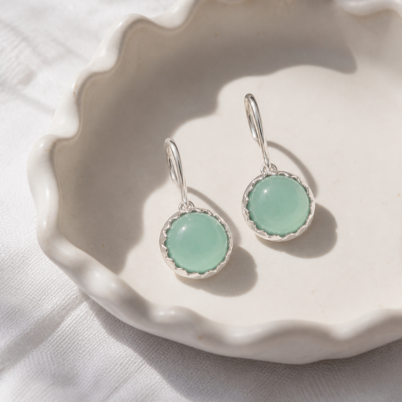 Zilveren oorhangers met rond geslepen in kartelrand gezette edelsteen - 925 zilver - 10 mm · Chalcedoon · sfeerbeeld · steen:chalcedoon