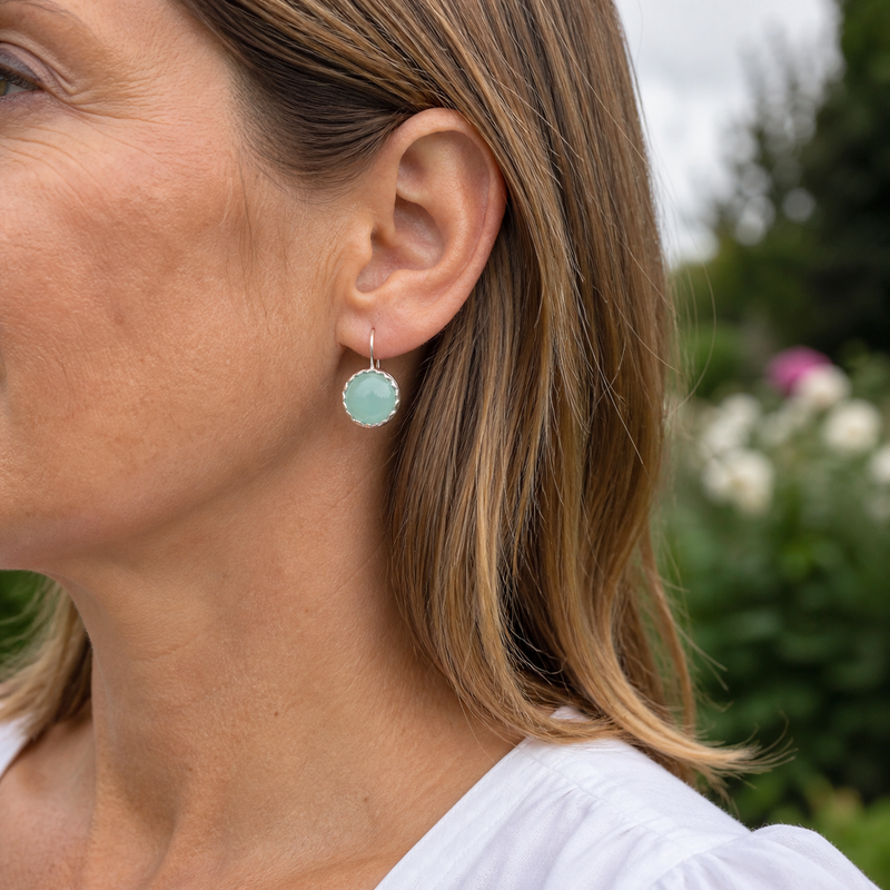 Zilveren oorhangers met rond geslepen in kartelrand gezette edelsteen - 925 zilver - 10 mm · Chalcedoon · gedragen · steen:chalcedoon