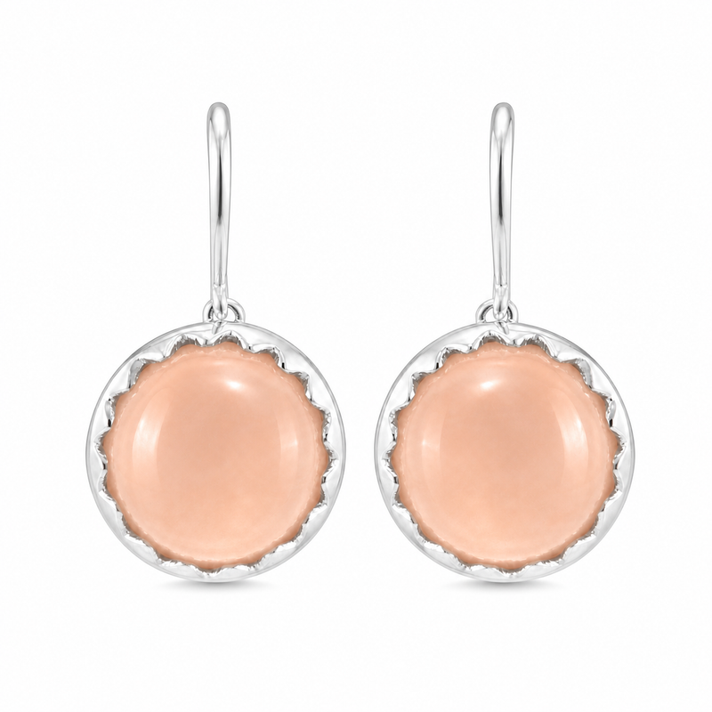 Zilveren oorhangers met rond geslepen in kartelrand gezette edelsteen - 925 zilver - 10 mm · Maansteen · productfoto · steen:maansteen